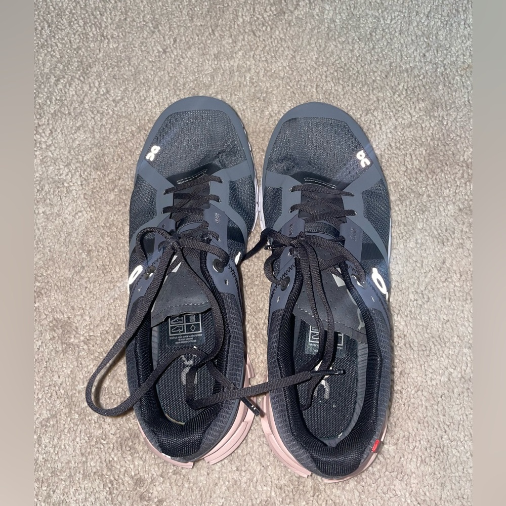 Tennis shoes